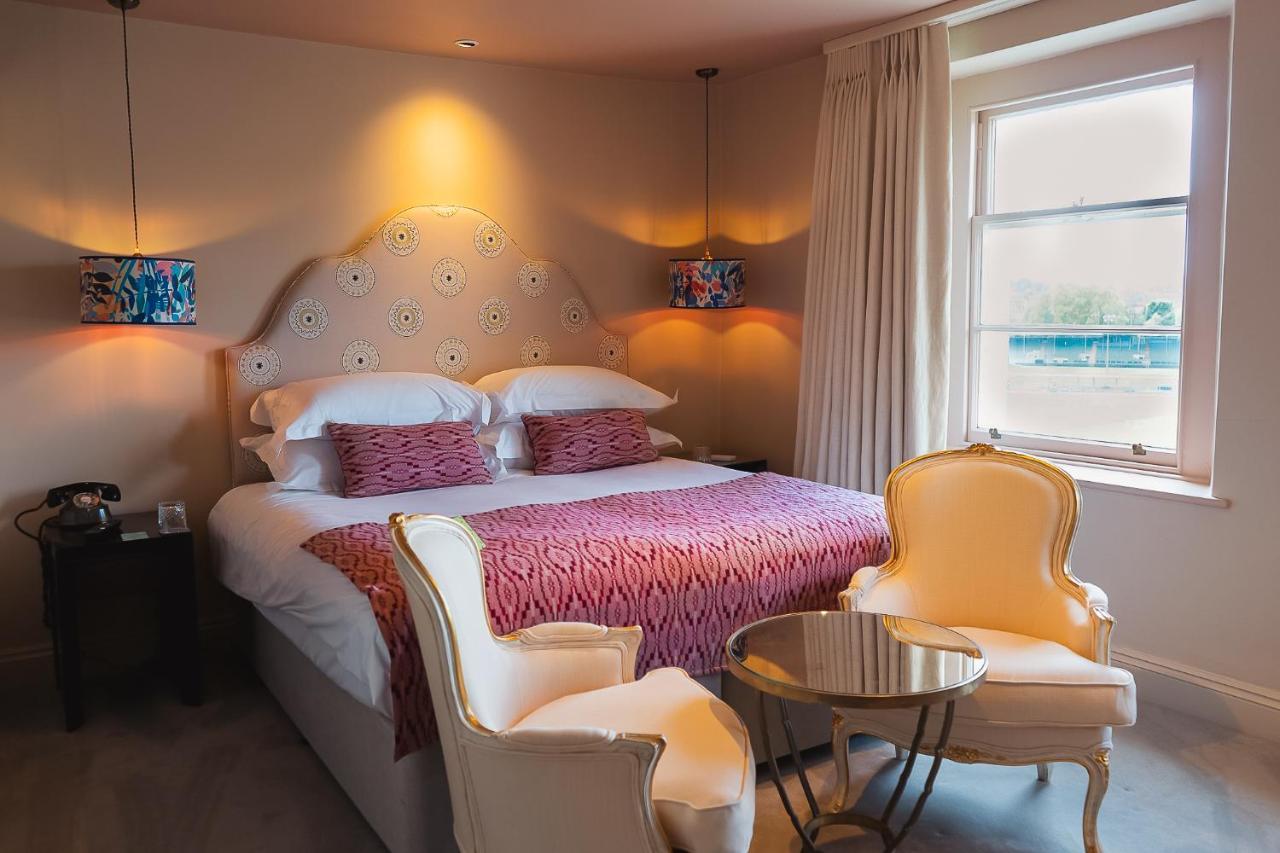 The Bird, Bath Hotel Екстериор снимка