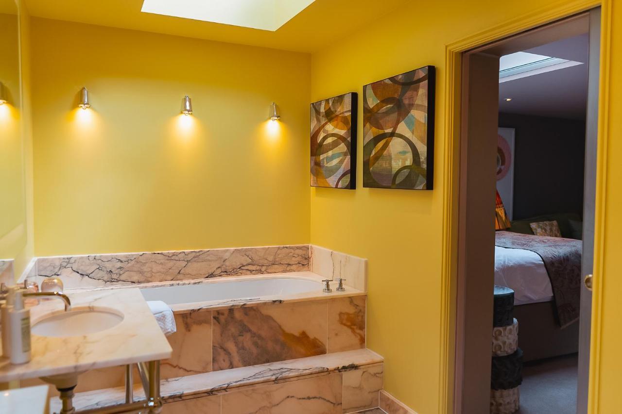 The Bird, Bath Hotel Екстериор снимка